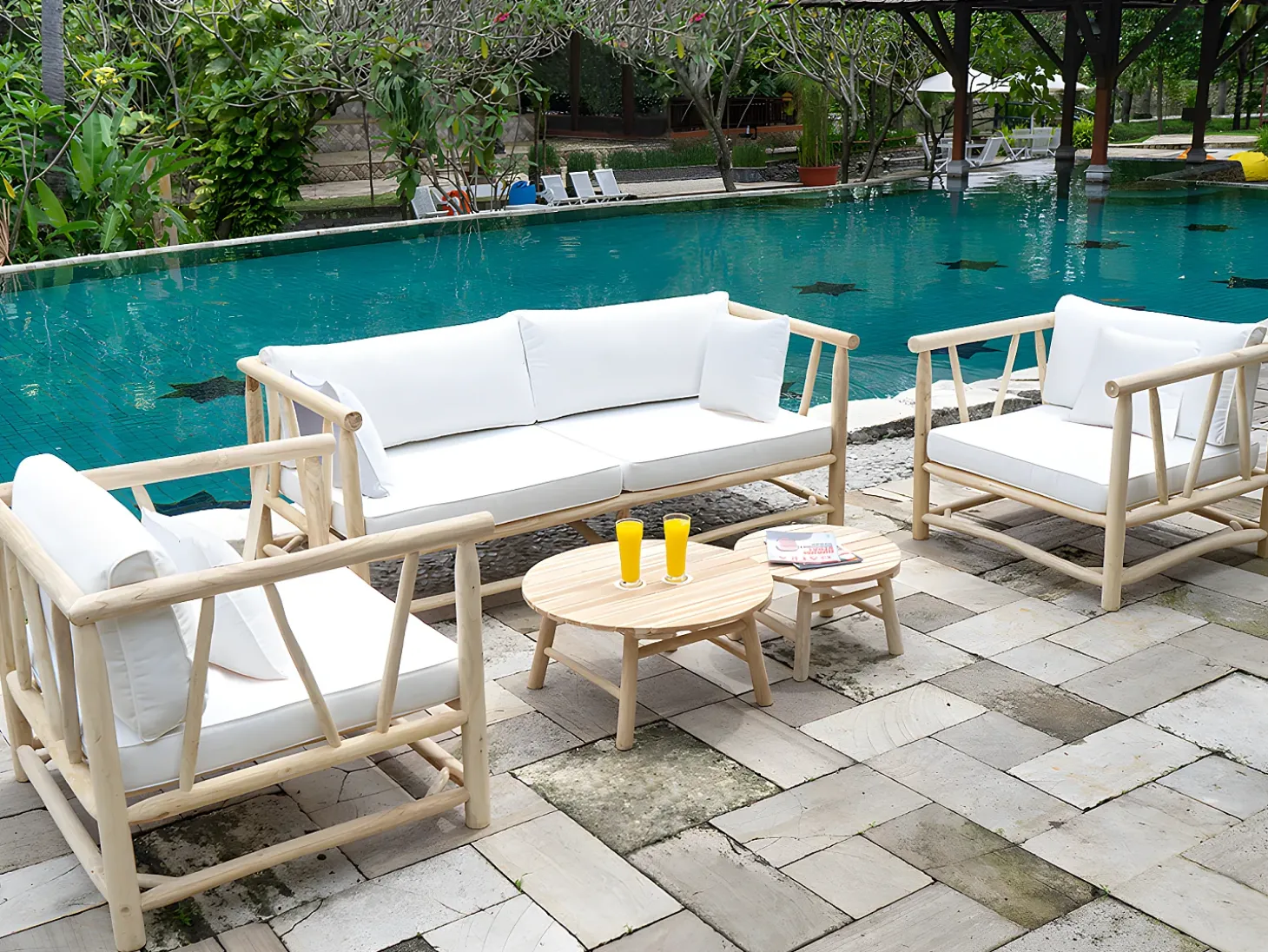 Sofá de jardim em teca com almofadões - Natural claro e branco - TULUM
