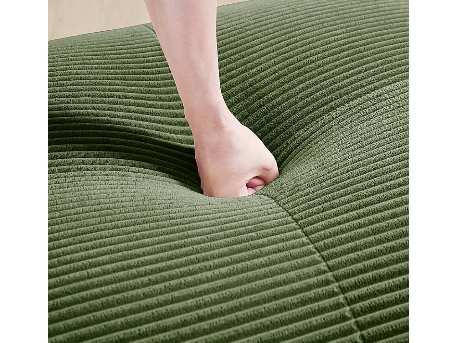 Sofá de três lugares, tecido de veludo canelado, configuração modular, antiderrapante, verde.