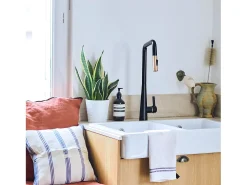 Style Torneira misturadora de cozinha com ducha extraível preto mate e ouro rosa Essebagno