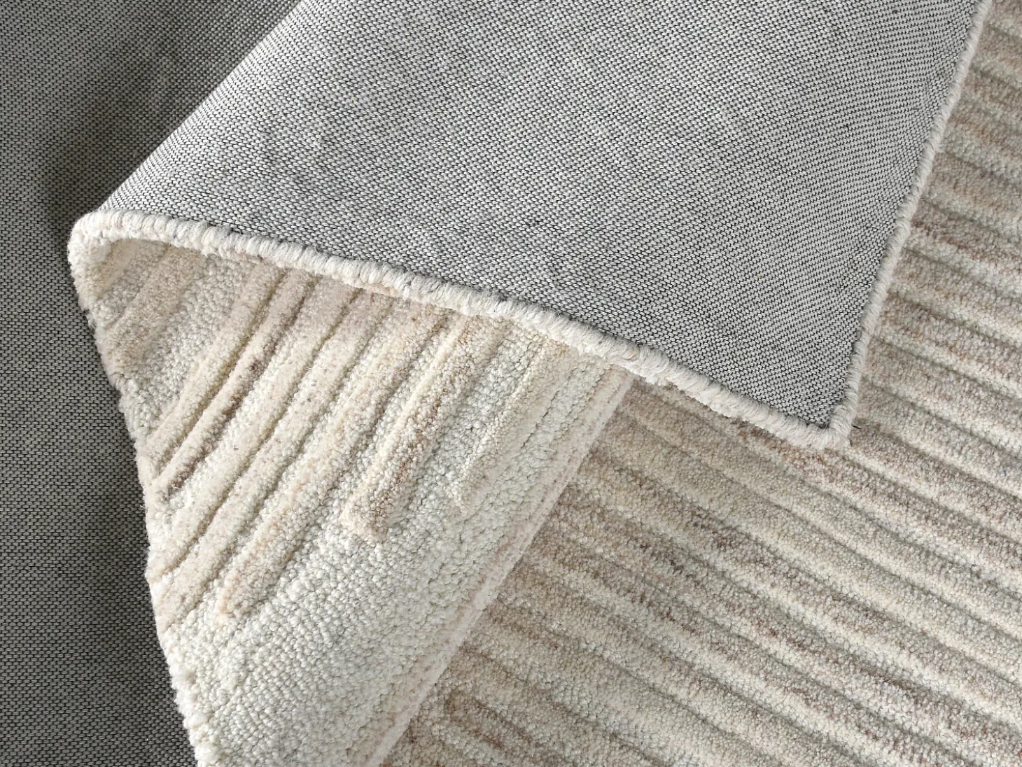 Tapete em relevo 100% lã feito à mão, 200 x 290 cm, 2200 g/m2, cor marfim - SERAPHINA