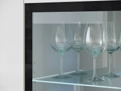 Vitrine alta moderna 120 cm para sala com LED, 3 portas, corpo branco mate, frentes branco brilho