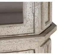 Vitrine com 4 portas pré-fabricadas no piso principal, em madeira de mangue.