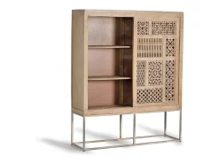 Vitrine em madeira teca com pés de metal na cor natural.